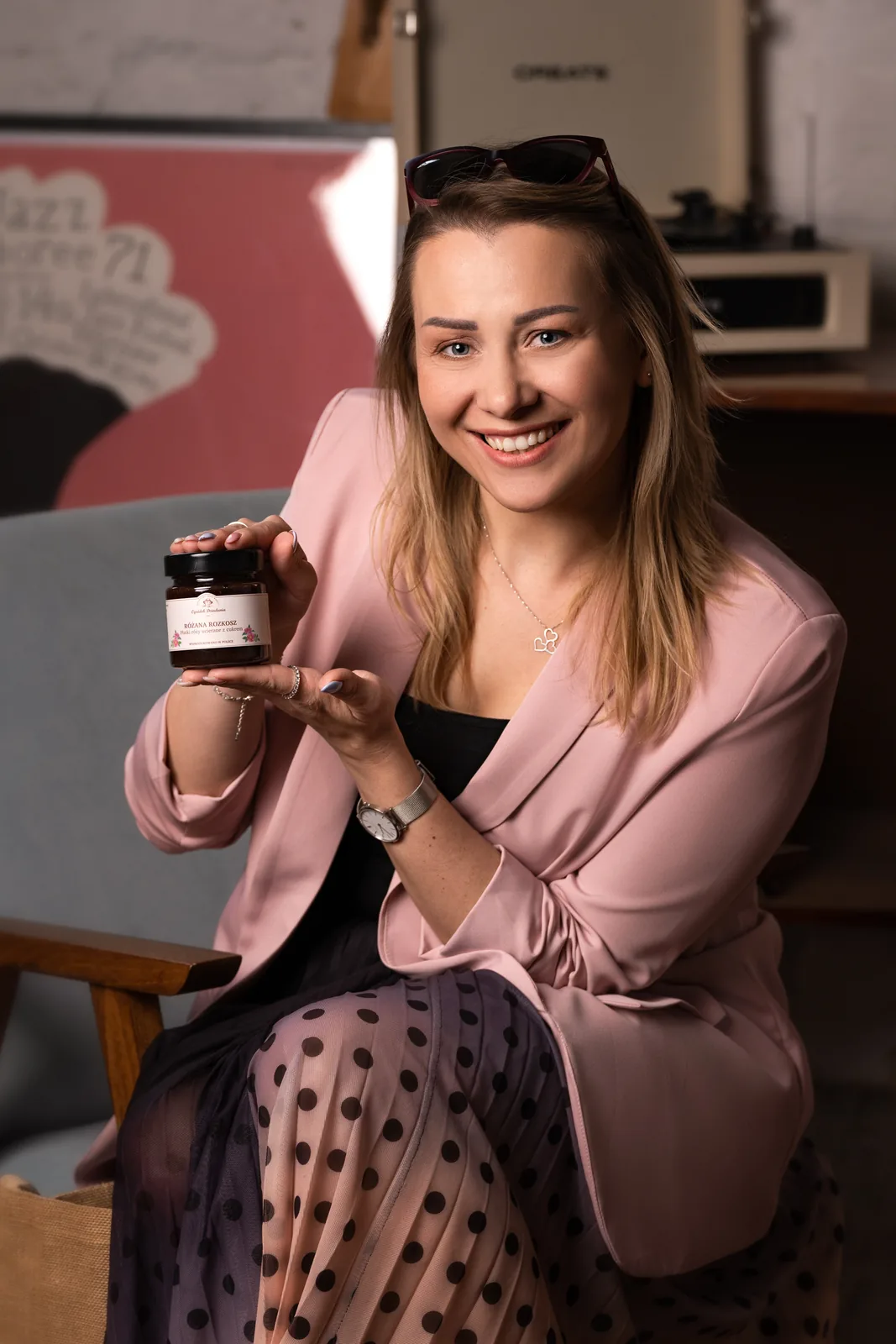 Katarzyna Ślusarczyk, Prezes Zarządu Premium Foods Group, z konfiturą Różana Rozkosz